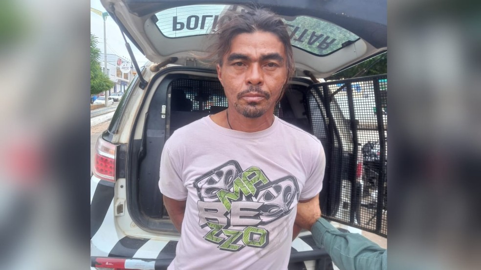 Homem é preso após ser filmado matando filhote de gato no interior do Ceará. — Foto: Reprodução
