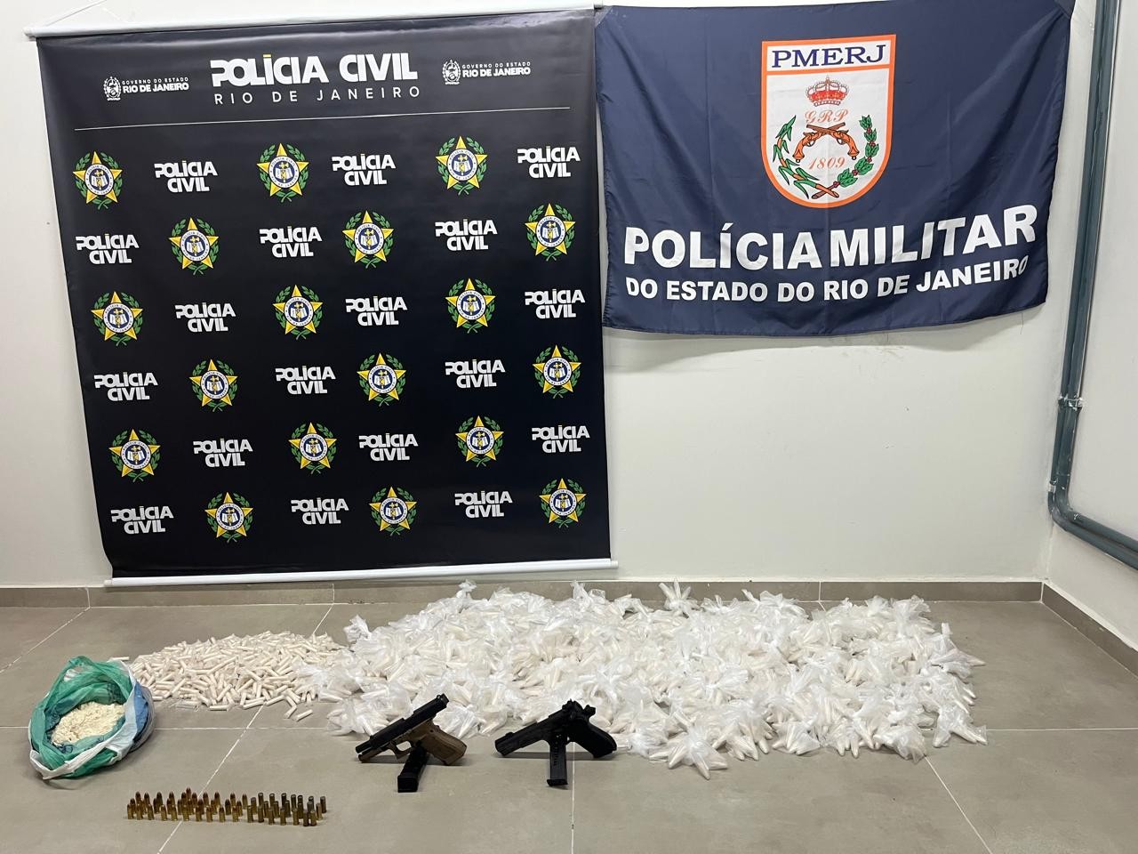 Jovem é preso com mais de 4 kg de cocaína e armas em Resende