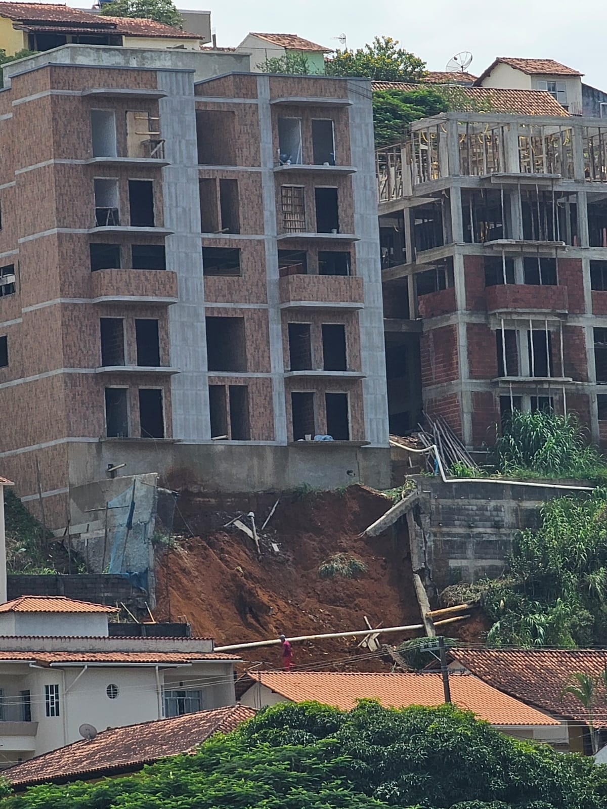 VÍDEO: Muro de prédio desaba em cima de casa após forte chuva em Valença