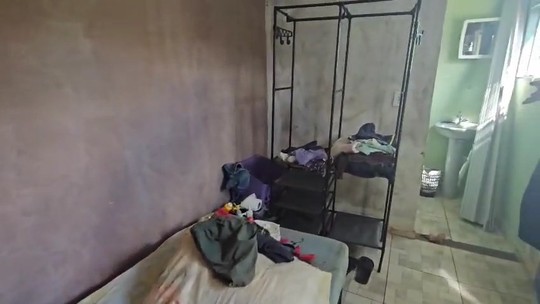 Trabalhador forçado a tatuar inicias dos patrões em MG teve documentos retidos, rotina regrada e conversas supervisionadas com a família - As informações foram por uma advogada que acompanha o caso do homem mantido em condições análogas à escravidão durante nove anos por um professor, um administrador e um contador em Planura, no Triângulo Mineiro. O Ministério Público pediu indenização de mais de R$ 1 milhão.