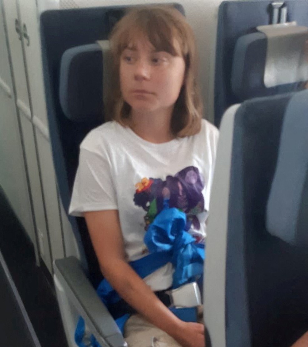 A ativista sueca Greta Thunberg em avião no aeroporto de Tel Aviv, ao ser deportada por Israel para a Suécia, em 10 de junho de 2025. — Foto: Ministério de Relações Exteriores de Israel via Reuters