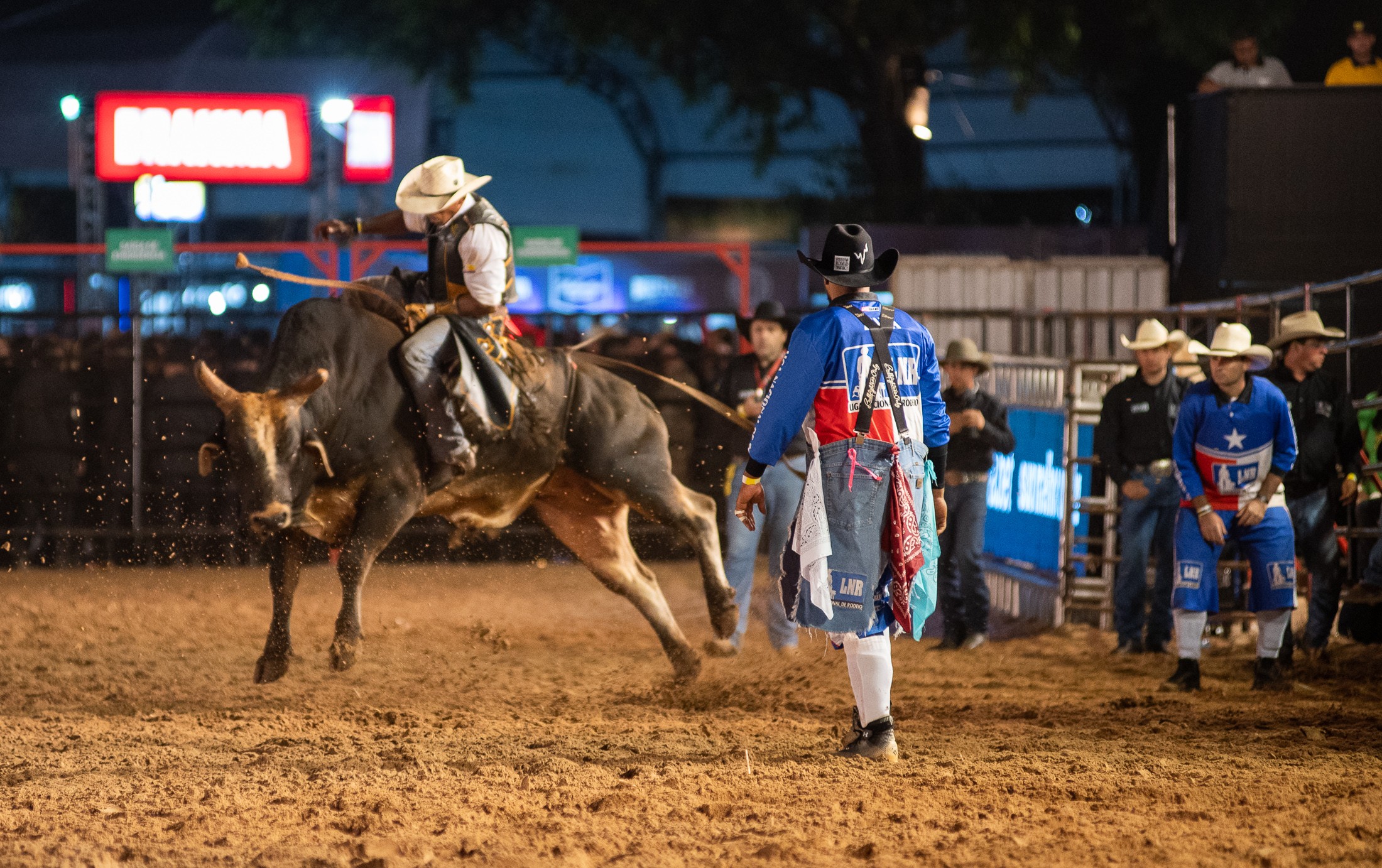 Dennis faz público descer até o chão ao som do funk no Ribeirão Rodeo ...