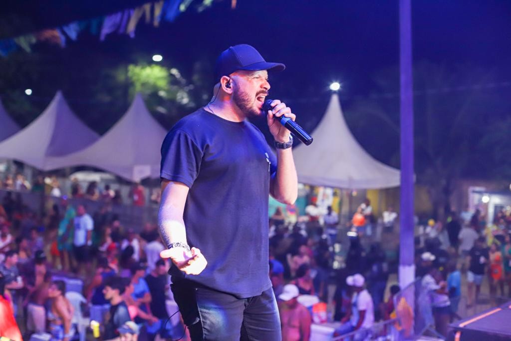 Morre cantor Adriano Alves, da Banda Bereguedê