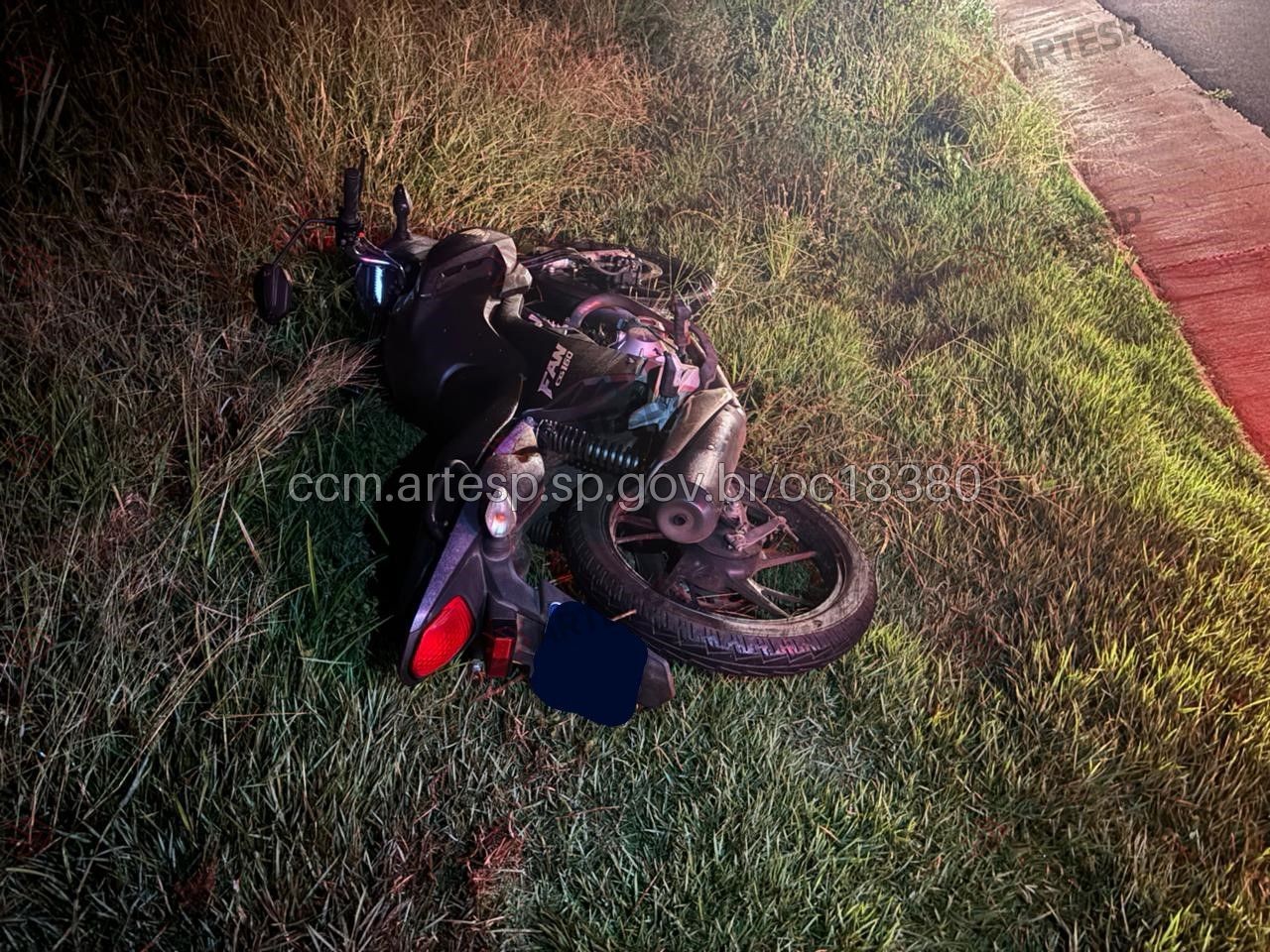 Motociclista morre após perder o controle da moto e bater contra árvore em rodovia no interior de SP