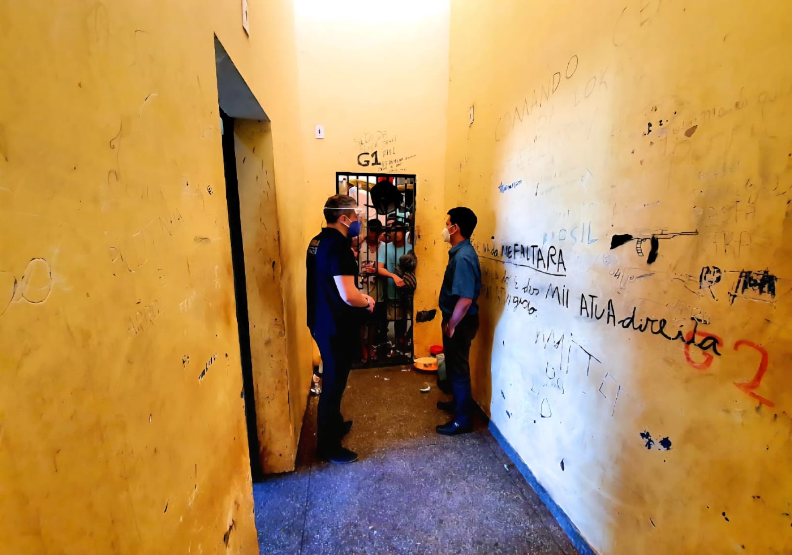 Delegacia interditada no AM abrigava 46 detentos em cela com capacidade para oito pessoas