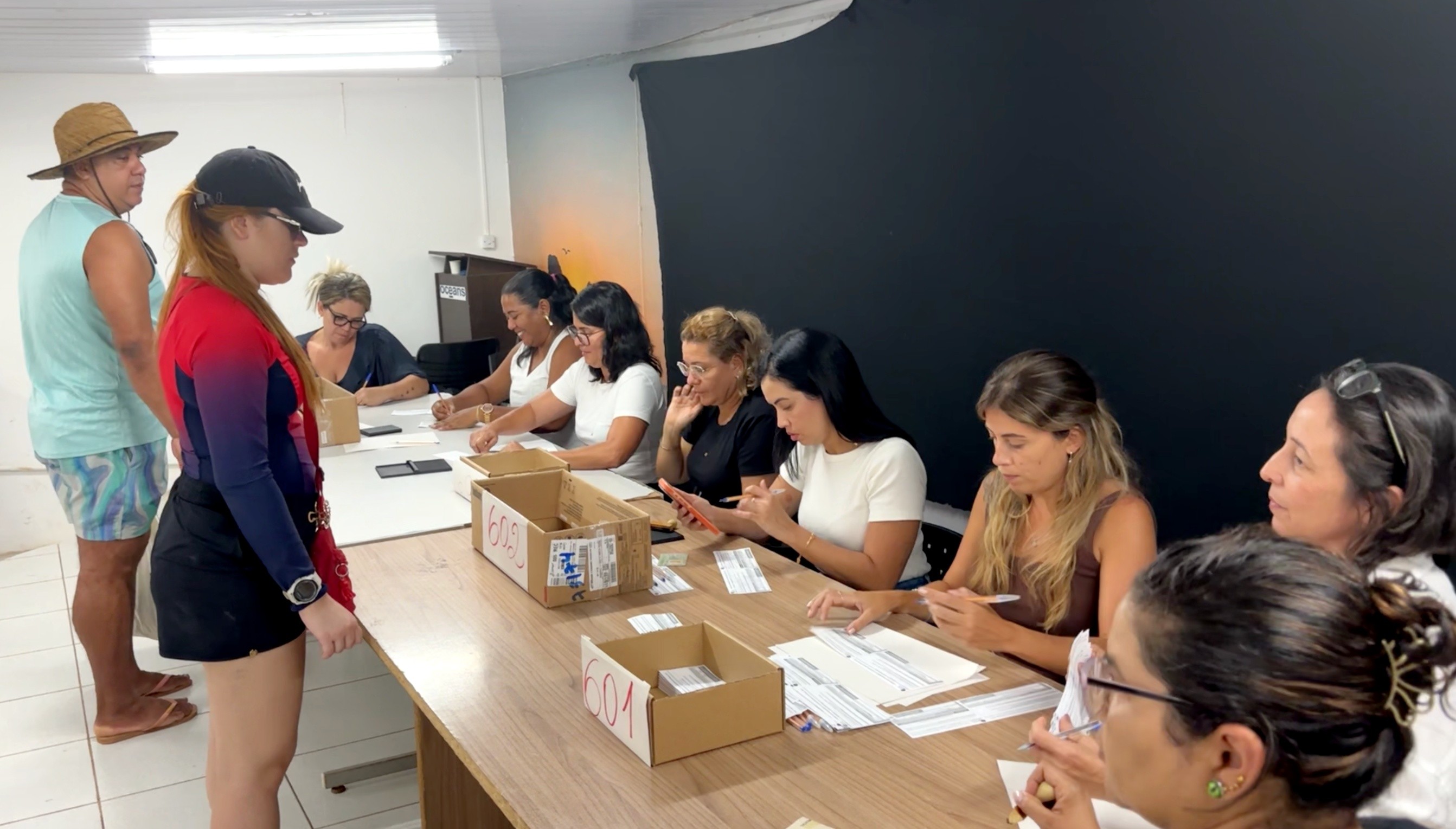 Turistas e trabalhadores justificam ausência de voto em Fernando de Noronha