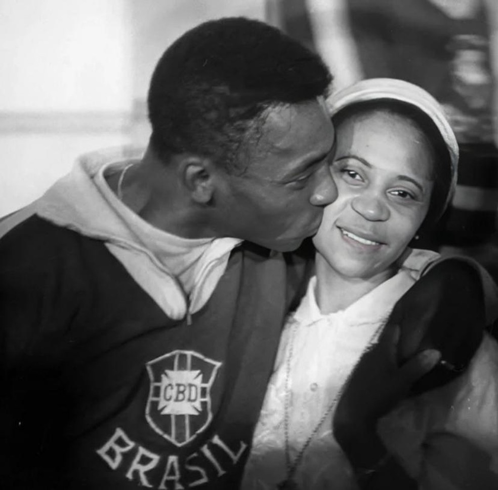 Pelé e Dona Celeste, a mãe dele — Foto: Reprodução/Redes Sociais