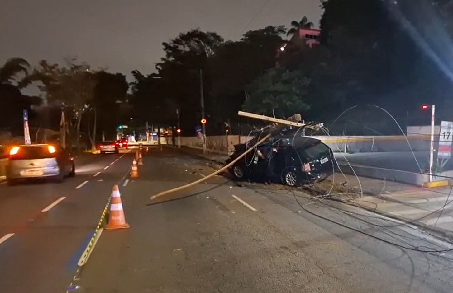 Motorista perde controle do carro e derruba poste em Osasco, na Grande SP; cinco pessoas ficam feridas