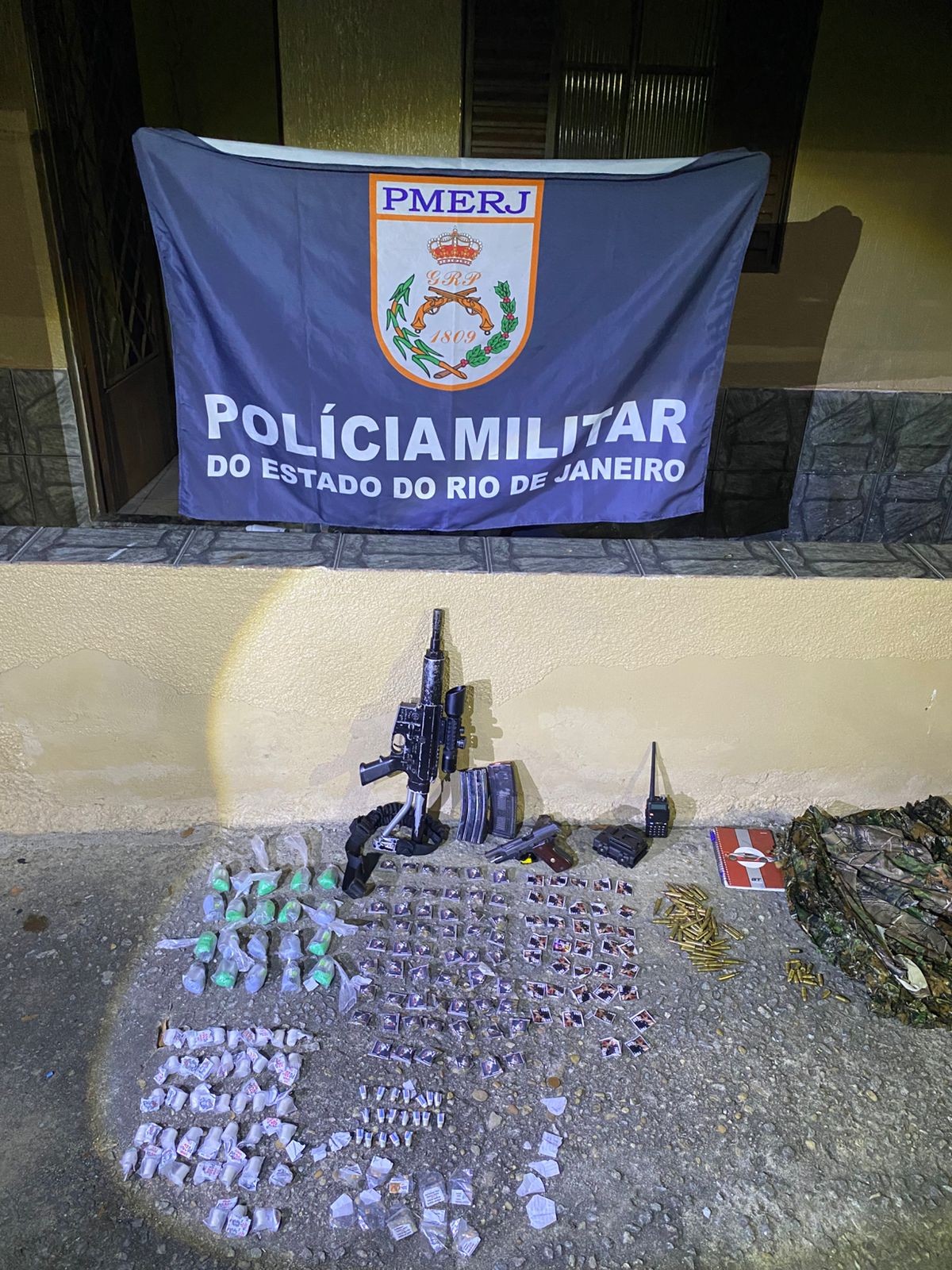 Quatro homens são presos com armas, drogas e munições em Resende