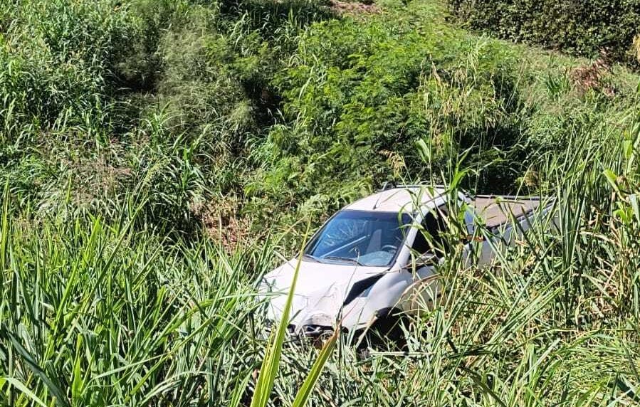 Motorista bate em poste, capota carro e cai em ribanceira em Limeira
