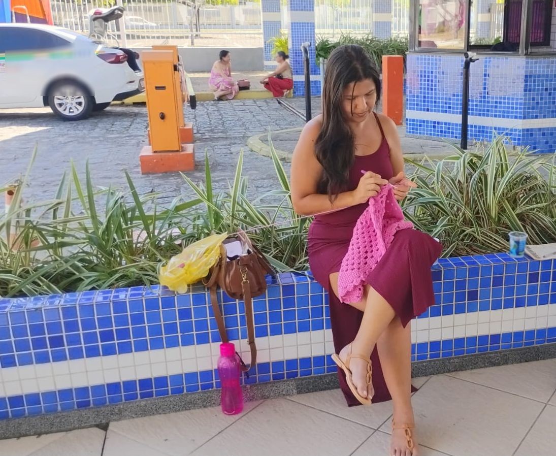 Enem 2025: mãe faz crochê enquanto espera filho durante prova em Sergipe