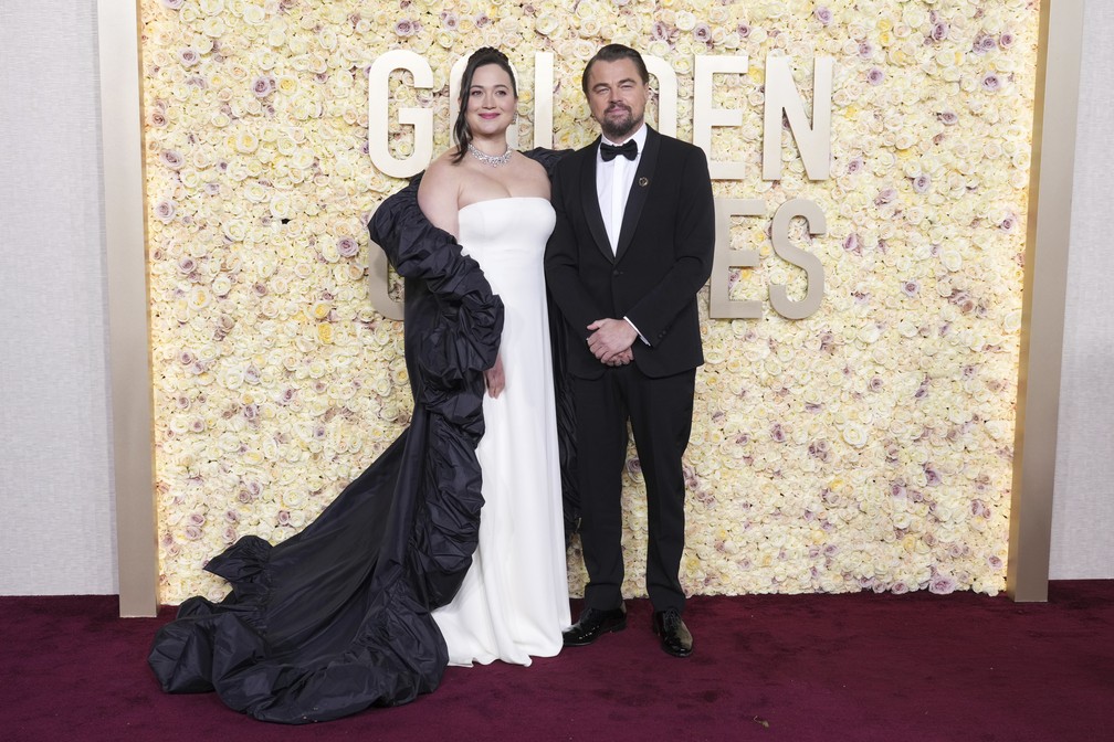 Lily Gladstone e Leonardo DiCaprio, indicados por 'Assassinos da lua das flores', chegam ao Globo de Ouro 2024 — Foto: Jordan Strauss/Invision/AP