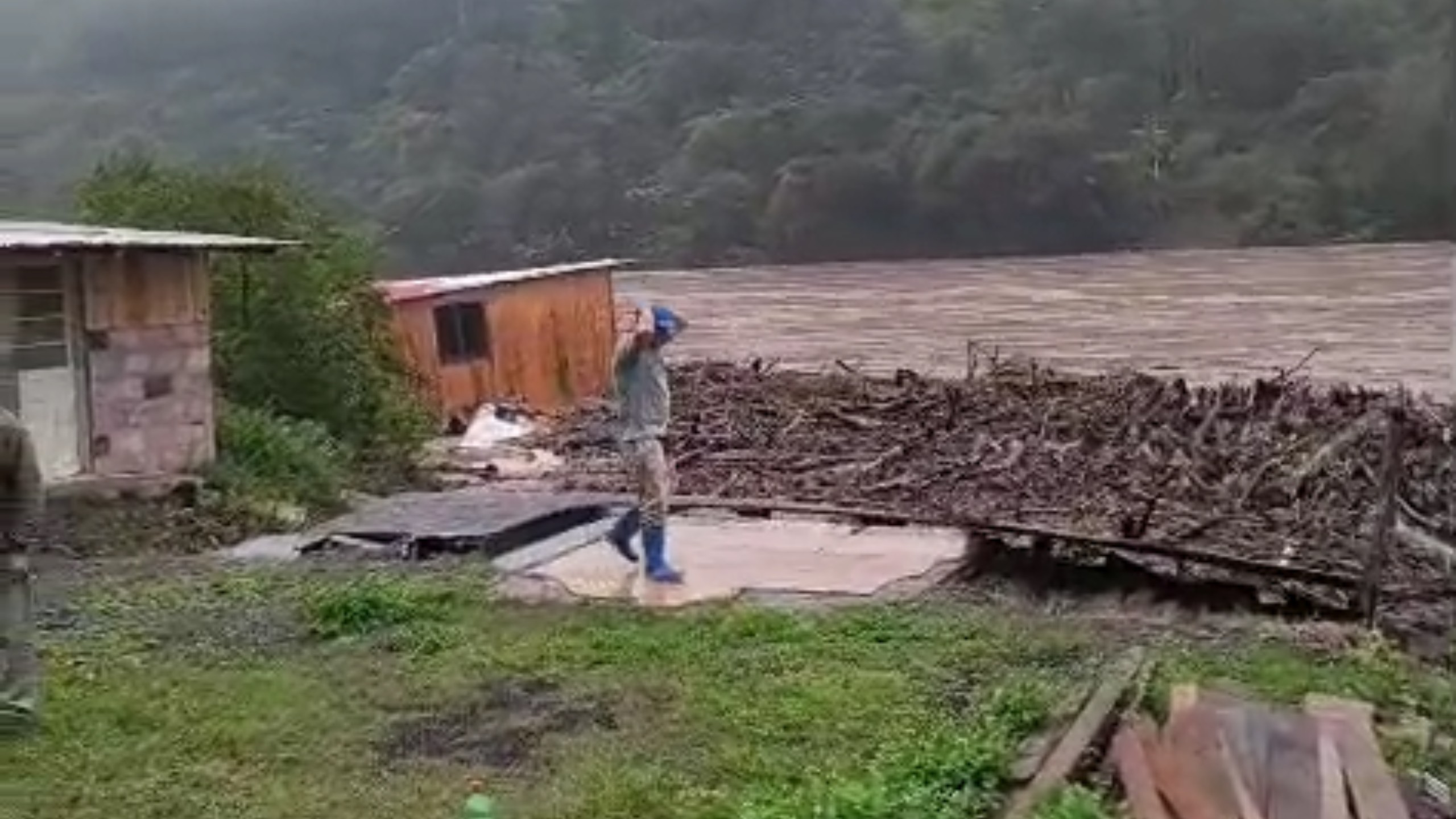 'Quando não são vidas, a gente dá um jeito', diz dono de casa arrastada por rio no RS; veja momento em que estrutura é arrancada