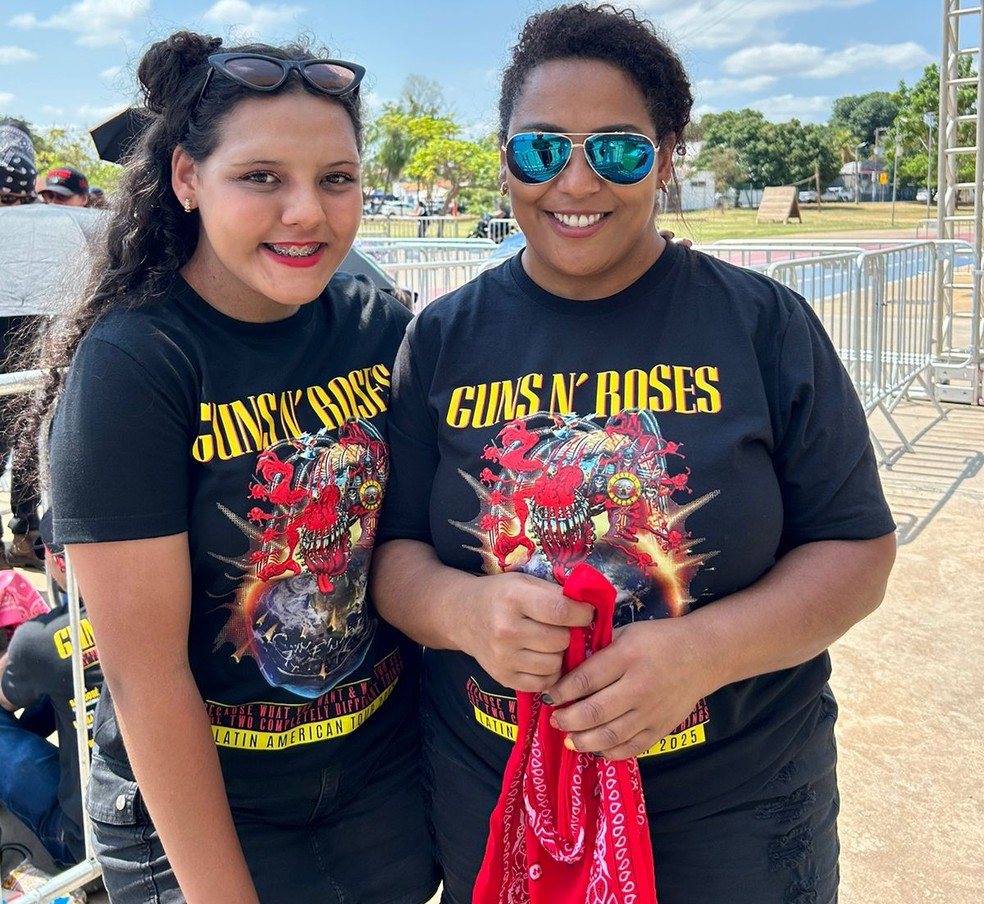 Mãe e filha fazem fila para assistir ao show da Guns N' Roses, em Cuiabá (MT) — Foto: Arielly Barth/g1