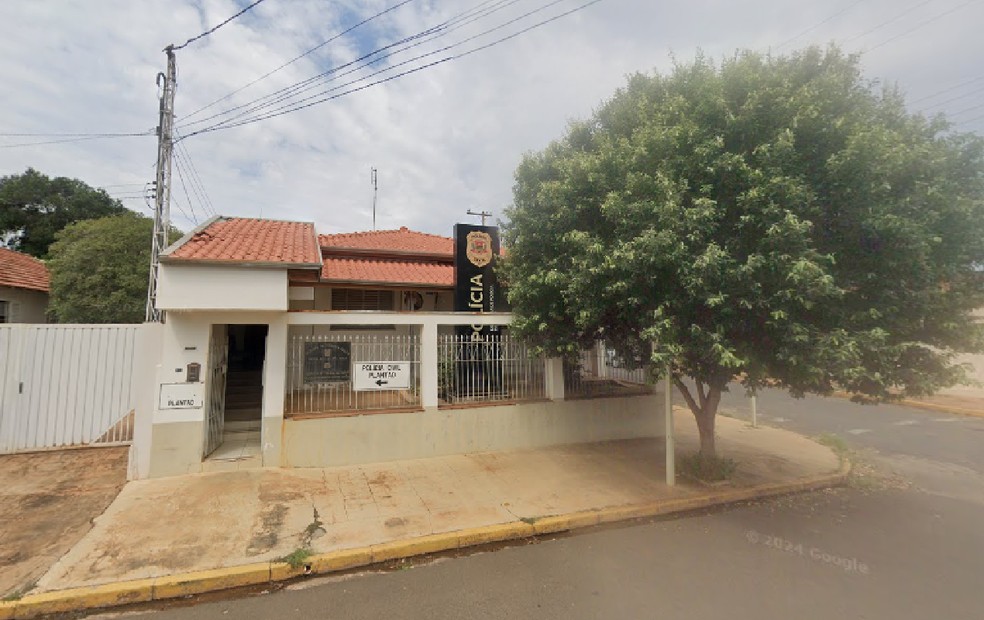 2 de 2
Suspeito foi levado &agrave; Delegacia de Pol&iacute;cia de Bariri, onde teve a pris&atilde;o confirmada pelos crimes cometidos &mdash; Foto: Google Street View/Reprodu&ccedil;&atilde;o