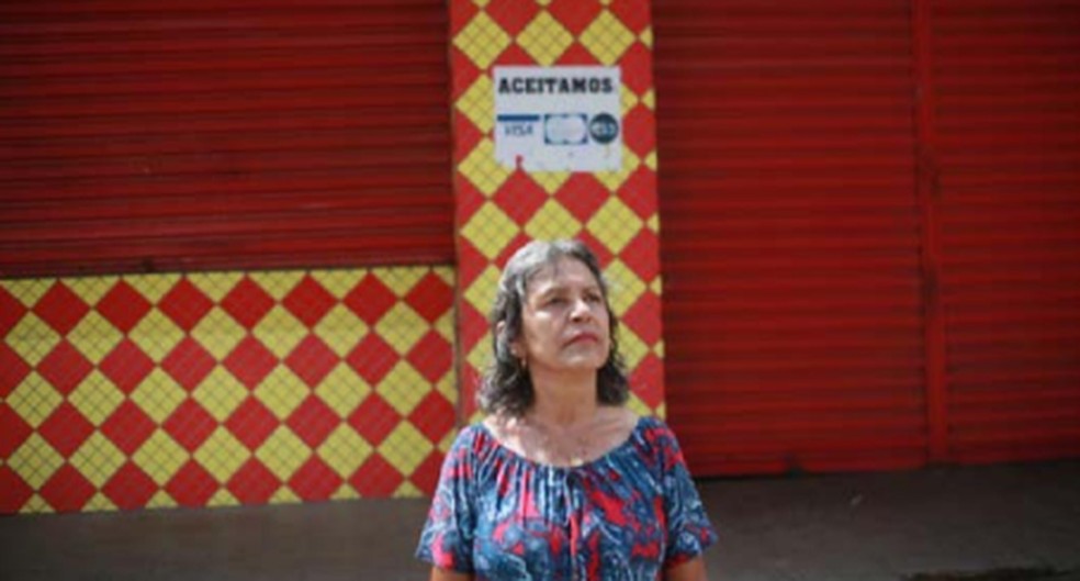 Marcelina, 40 anos depois, no local onde era a sede do jornal em que trabalhava — Foto: Izabela Muniz/Revista 'Versões Ausentes'