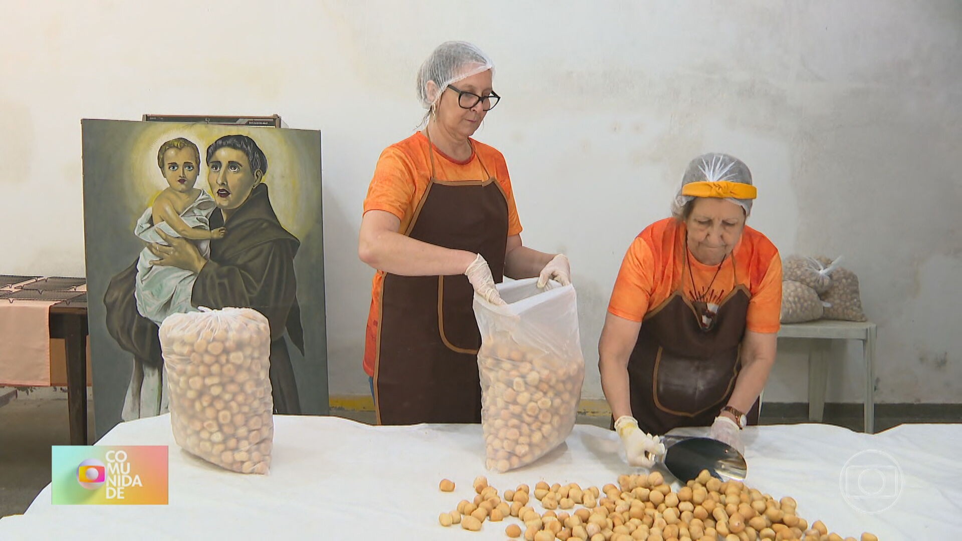 Produção do pãozinho de Santo Antônio conta com voluntários, cuidado especial no preparo e fornadas de até 4 mil unidades