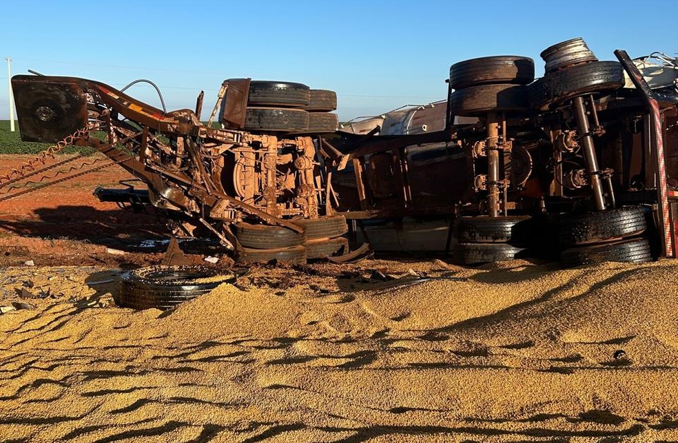 Motorista da carreta de óleo foi levado ao hospital por uma ambulância da Prefeitura de Diamantino — Foto: Reprodução