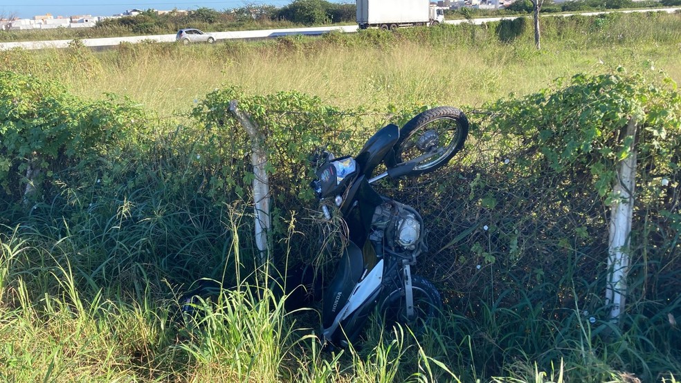 Corpo foi encontrado ao lado de moto às margens da BR-405 em Mossoró — Foto: Pedro Hugo/Inter TV Costa Branca