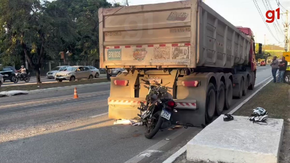 Motociclista de 19 anos morre após bater em carreta estacionada na BR-458 em Ipatinga
