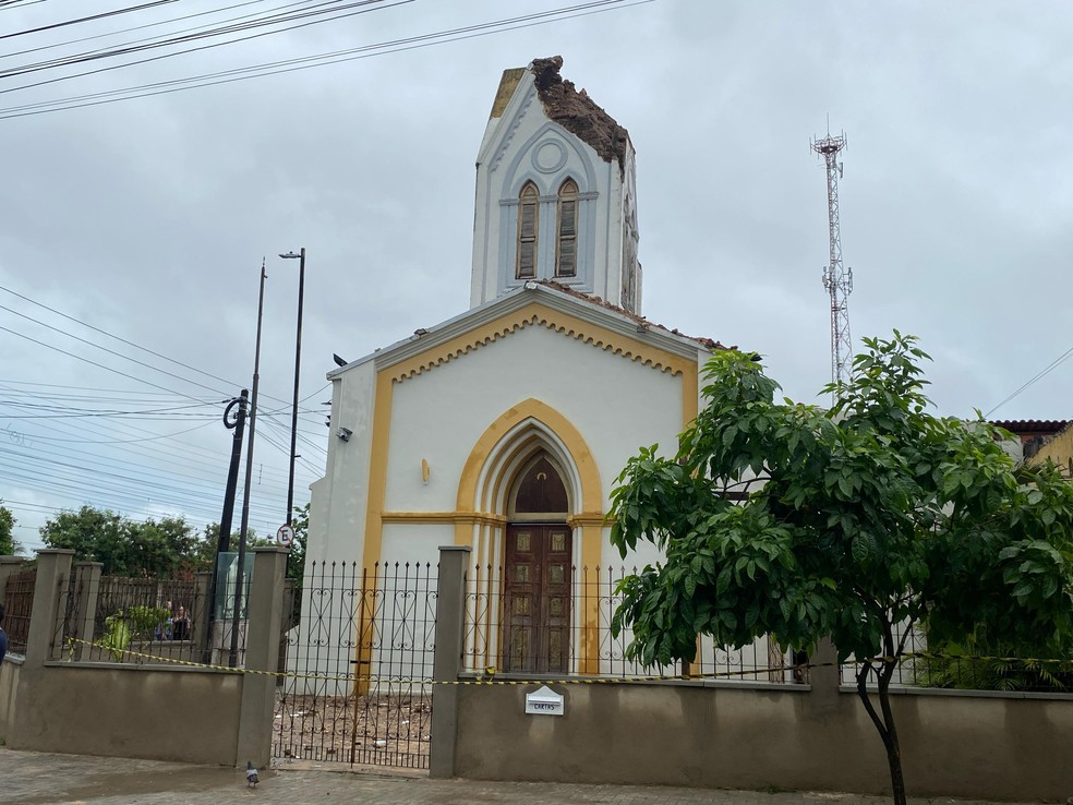 Parte do teto e a torre da Paróquia São José, localizada no Centro de Maracanaú, desabaram na manhã desta quarta-feira (19). — Foto: Natally Kimberly/ SVM