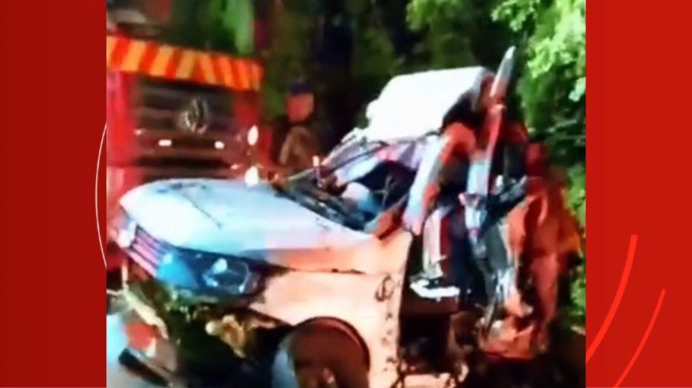 Carro derrapou e foi atingido por caminhão — Foto: Clevelândia Online