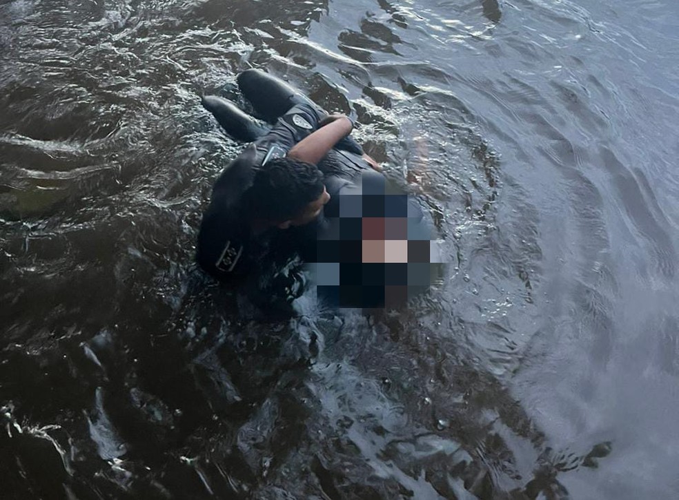 Alana foi trazida de volta à superfície por um policial militar que fez o resgate. — Foto: Reprodução/ Polícia Militar