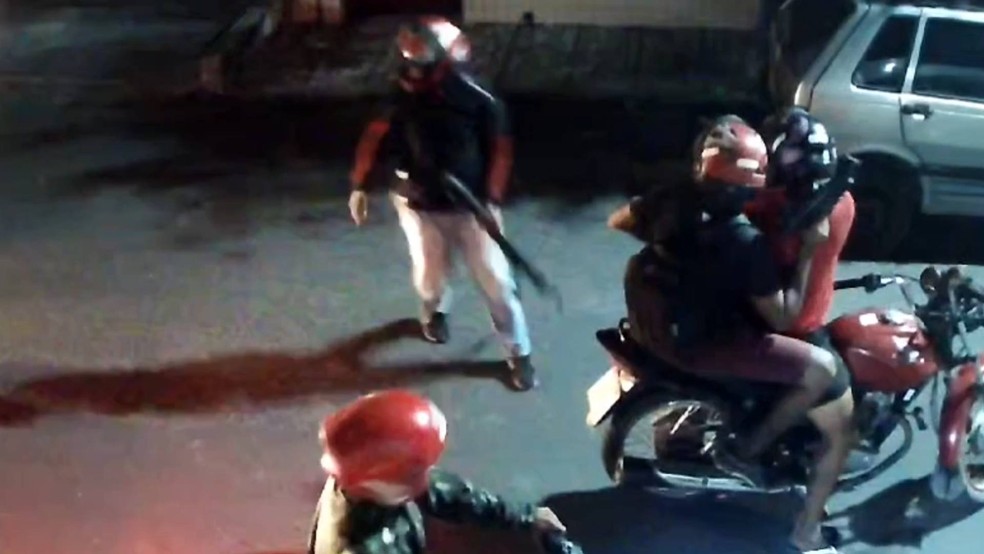 Grupo com dez homens disparou pelas ruas e contra uma casa em Uruburetama — Foto: Reprodução