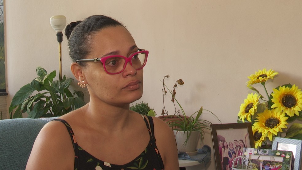 Aliny Correia, mãe da criança, explicou que percebeu que a cirurgia foi feita do lado errado quando o filho foi ao banheiro e viu o curativo do lado direito e não do lado esquerdo — Foto: TV Cabo Branco/Reprodução