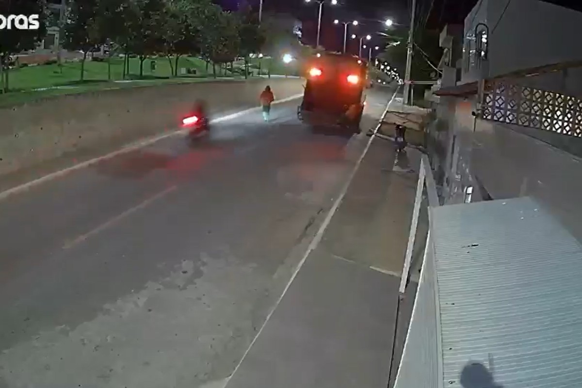 Gari é atropelado por motocicleta durante serviço em Arcoverde; VÍDEO mostra colisão