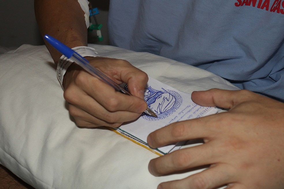 Internado com câncer no estômago, paciente homenageia equipe médica com  desenhos - Comportamento - Campo Grande News