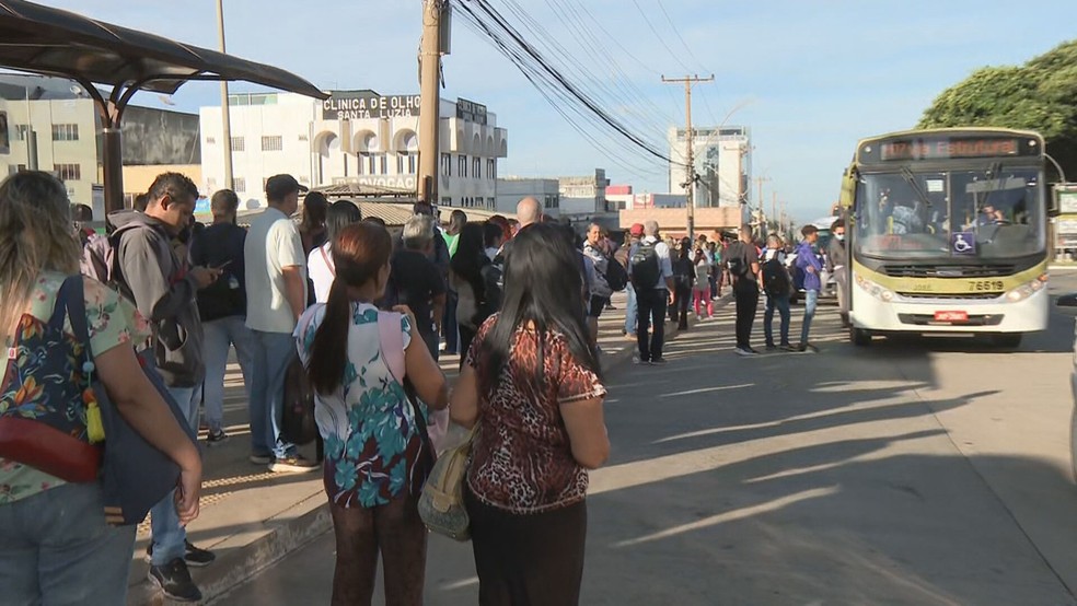 Passageiros enfrentam paradas de ônibus lotadas após falha no Metrô, no DF  | G1