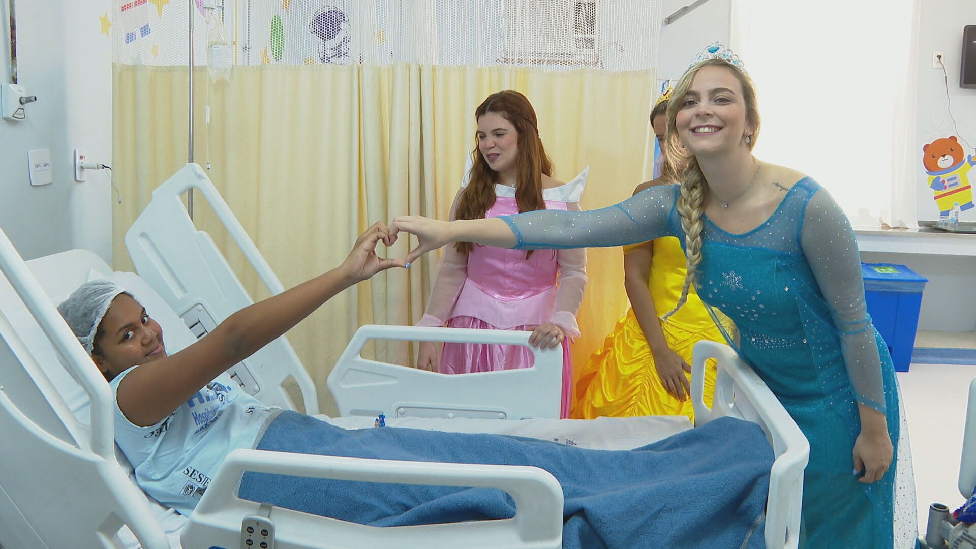 ‘Doutoras-princesas’: médicas se fantasiam para levar alegria a crianças internadas em hospital