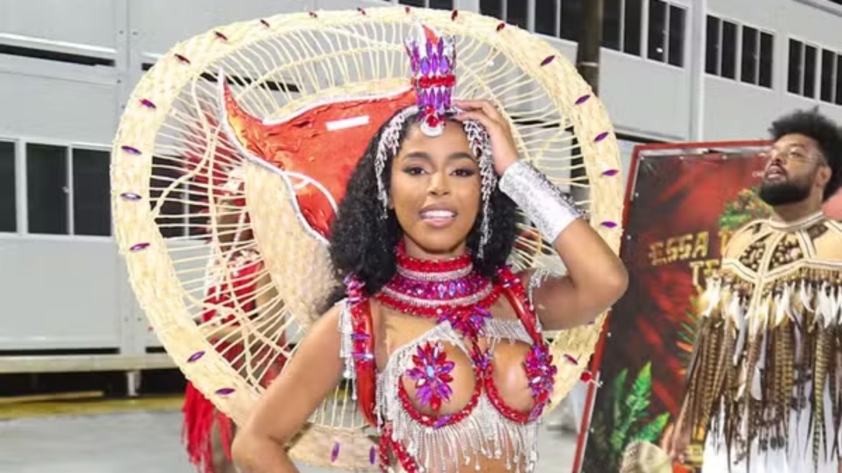 Lorena Maria, ex de MC Daniel, esbanja sensualidade em ensaio técnico da Unidos de Padre Miguel 