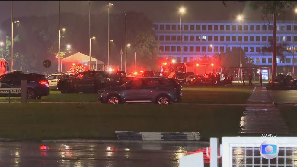 Praça dos Três Poderes, em Brasília, é isolada depois de duas explosões — Foto: Jornal Nacional/ Reprodução