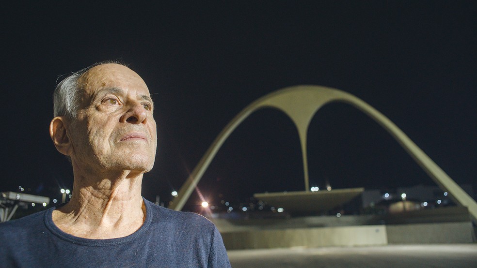 Ney Matogrosso na Praça da Apoteose, cartão-postal do Carnaval carioca, no take inicial do filme 'Ney por trás das máscaras', de Esmir Filho — Foto: Divulgação
