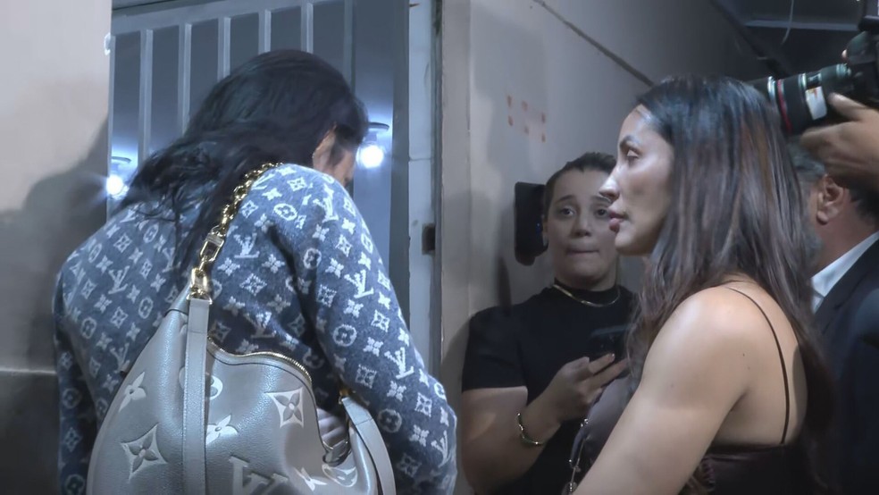 Irmãs de Deolane Bezerra, Dayanne e Daniele Bezerra, foram impedidas de entrar na Colônia Penal Feminina do Recife — Foto: Reprodução/TV Globo