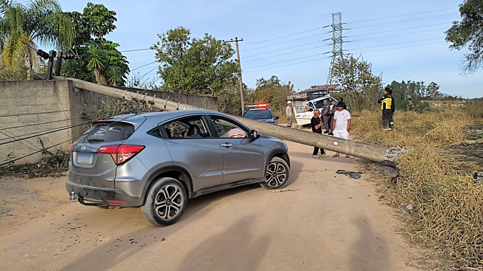Motorista é preso por suspeita de embriaguez ao volante ao bater e derrubar poste em Araçariguama 