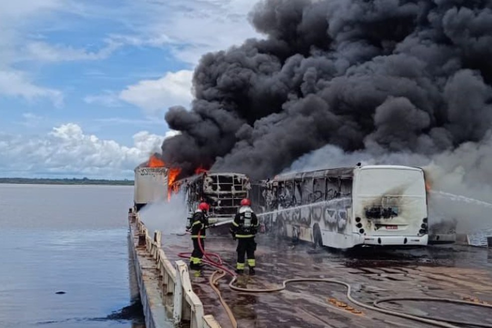 Incêndio destrói veículos em balsa na Zona Leste de Manaus. — Foto: Corpo de Bombeiros