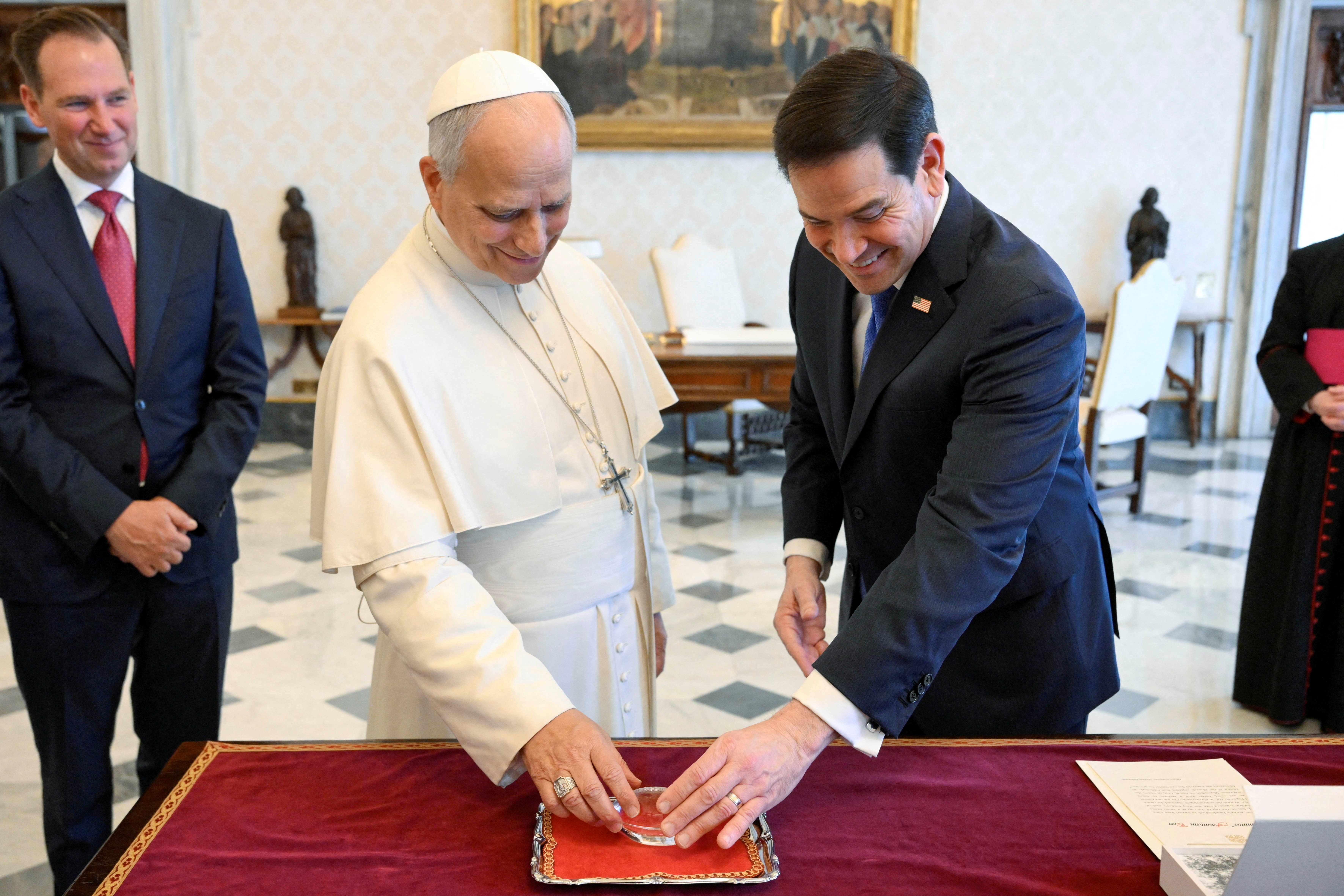 Secretário de Trump e papa Leão XIV aparecem sorridentes durante encontro no Vaticano; veja FOTOS