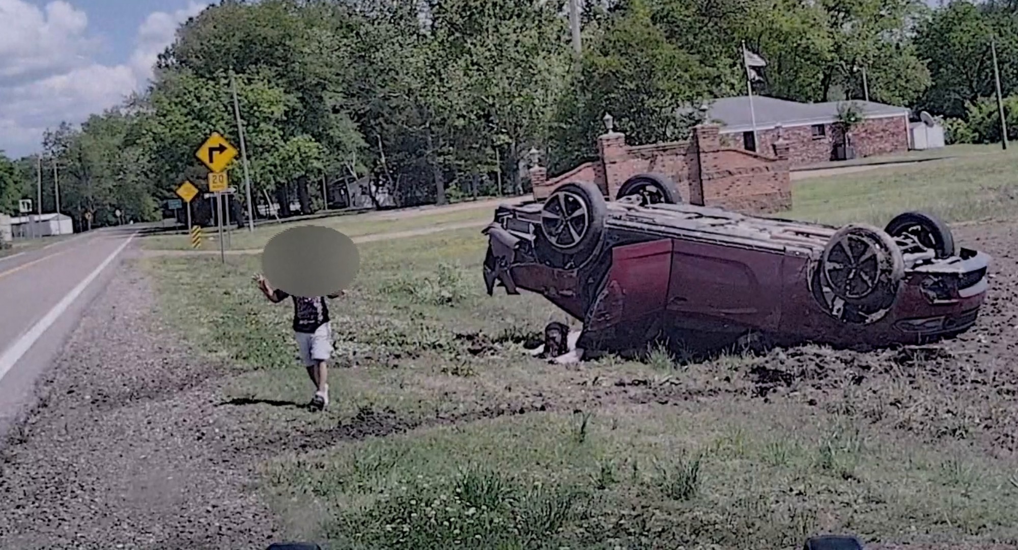 VÍDEO: criança de 3 anos escapa ilesa de capotamento nos EUA após mãe fugir da polícia
