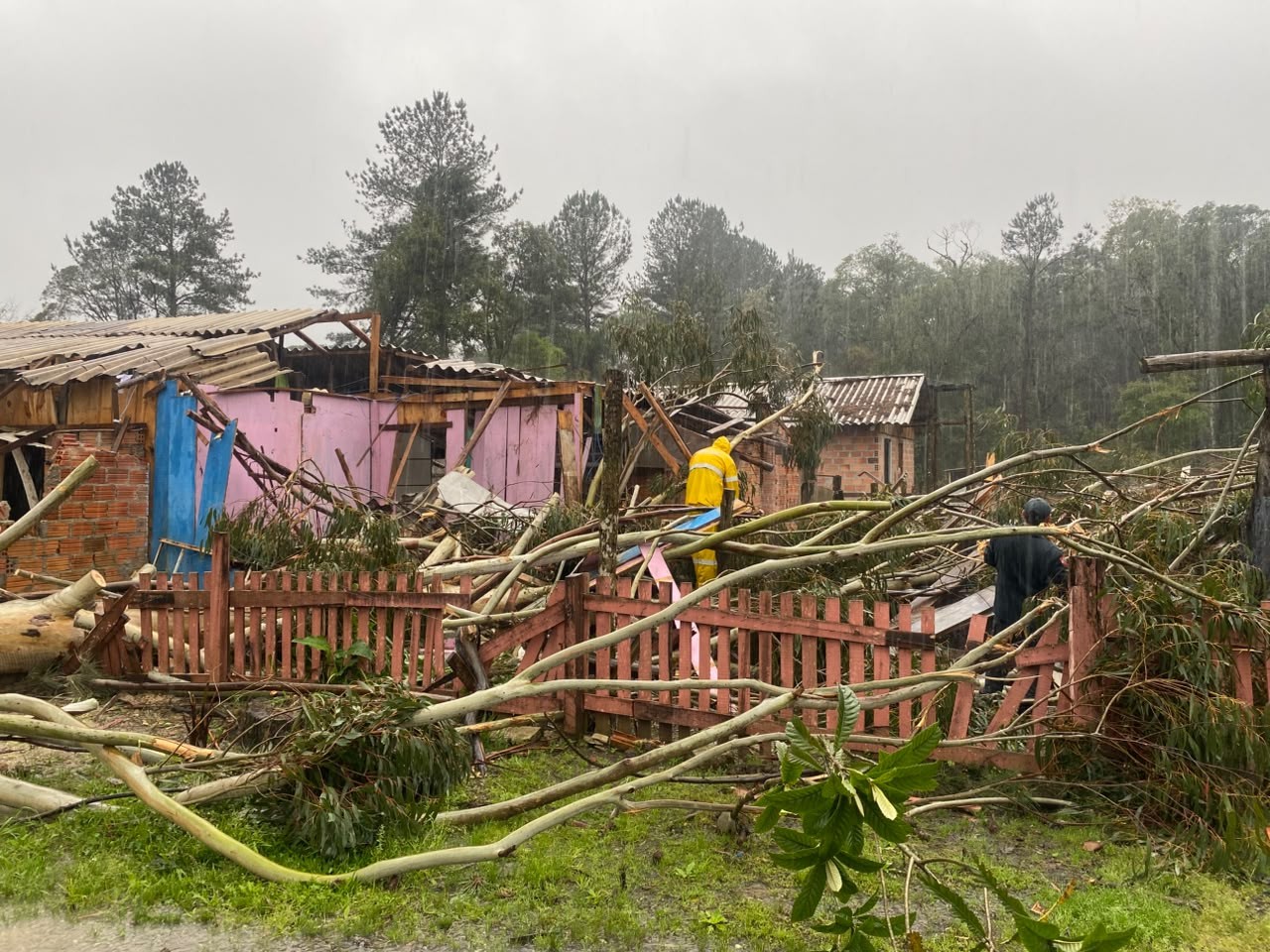 SC tem mais de 10 cidades em emergência após fortes chuvas causarem estragos e impactos
