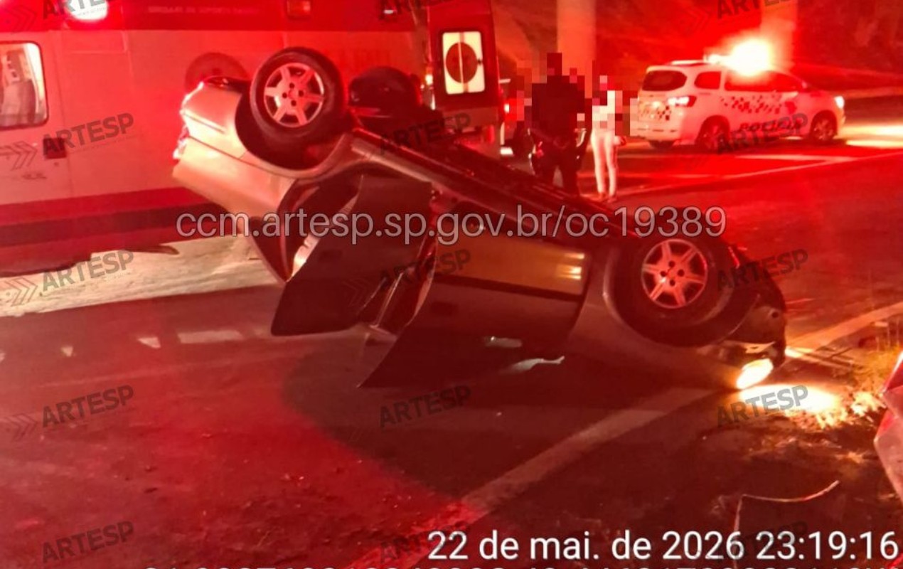 Carro com sete pessoas capota e motorista morre em Pirajuí