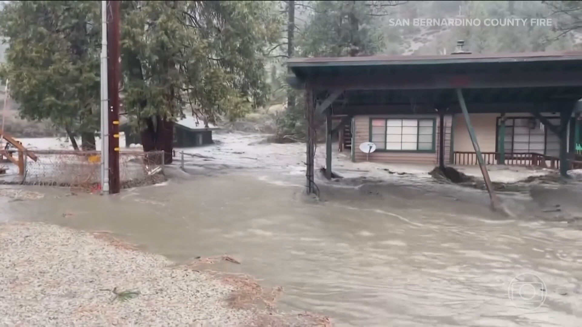 Enchentes e deslizamentos colocam áreas da Califórnia em situação de emergência
