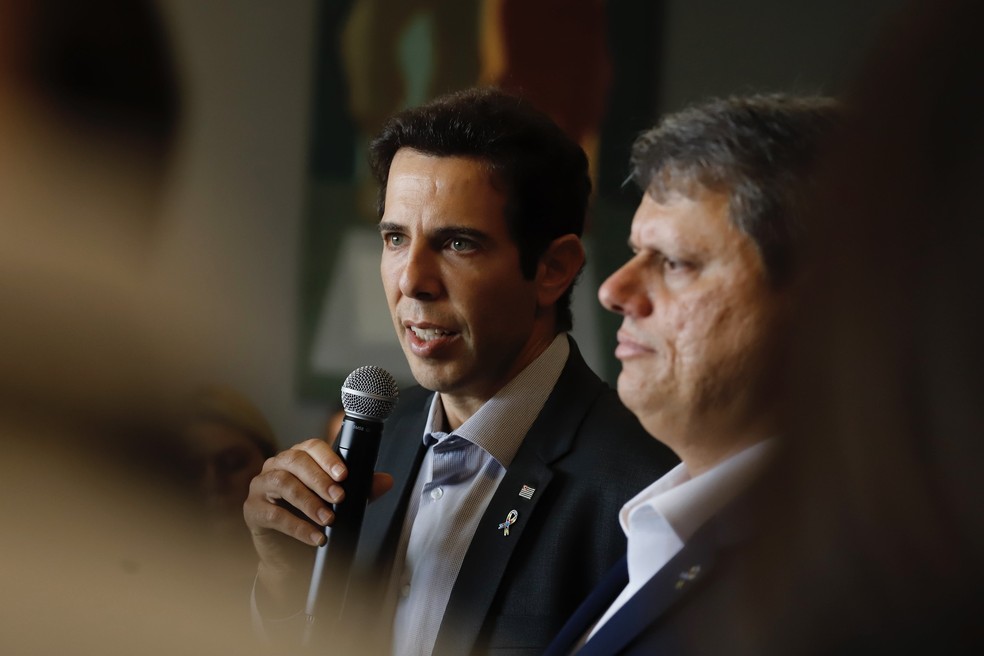 O secretário estadual de Educação, Renado Feder, e o governador Tarcísio de Freitas (Republicanos). — Foto: Ciete Silvério/EducaçãoSP