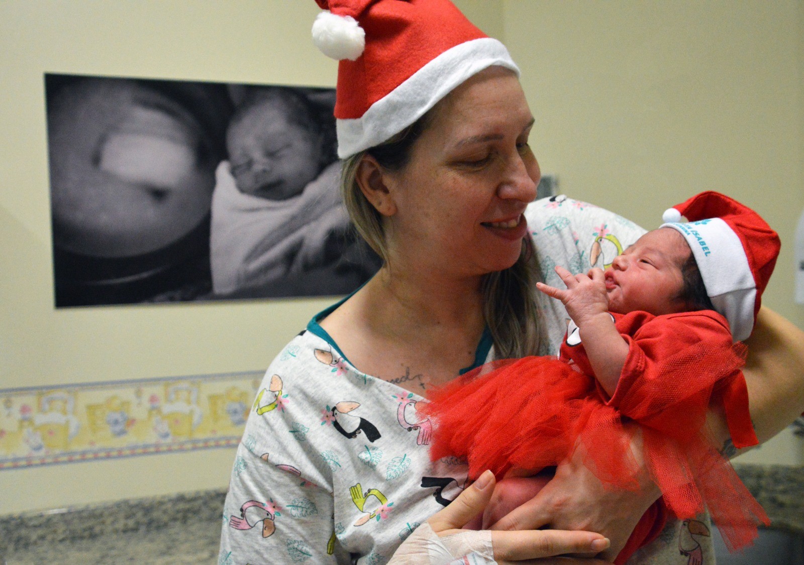 Hospital de SC veste bebês recém-nascidos com roupinhas de Natal; FOTOS