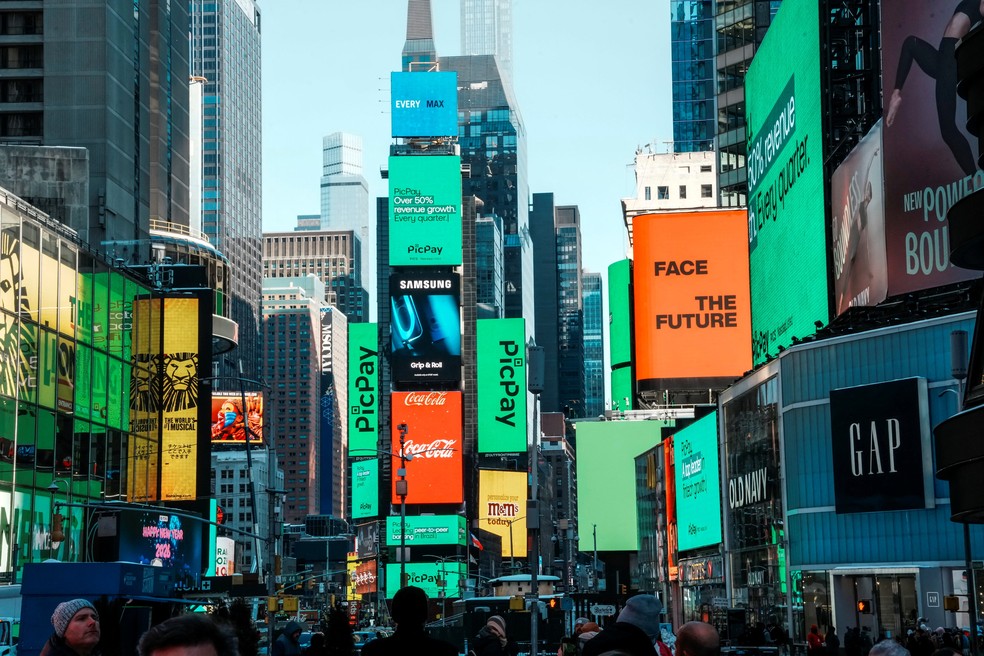 Logotipos do banco digital brasileiro PicPay são exibidos em prédios na Times Square após o toque do sino de abertura na bolsa Nasdaq durante o IPO da empresa, no site do mercado Nasdaq, na cidade de Nova York, EUA, em 29 de janeiro de 2026. — Foto: Reuters