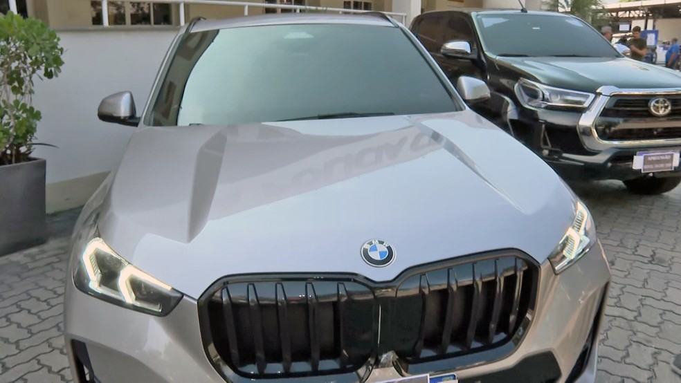 Carros de mentor foram apreendidos — Foto: Reprodução/TV Globo