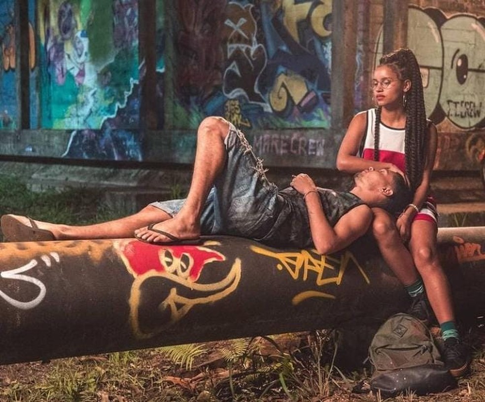 Gabriel Knoxx ao lado de Gleici em 'Noites Alienígenas' — Foto: Reprodução/Saci Filmes