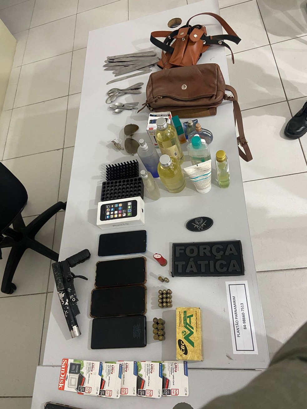 Armas de fabricação caseira e materiais apreendidos com suspeito na Grande Natal — Foto: Cedida